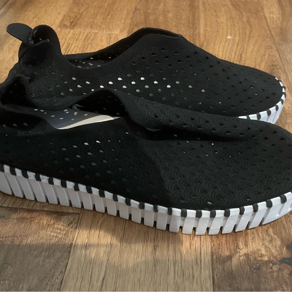 Ilse Jacobsen Black Scalloped Size 38 Slip-Ons